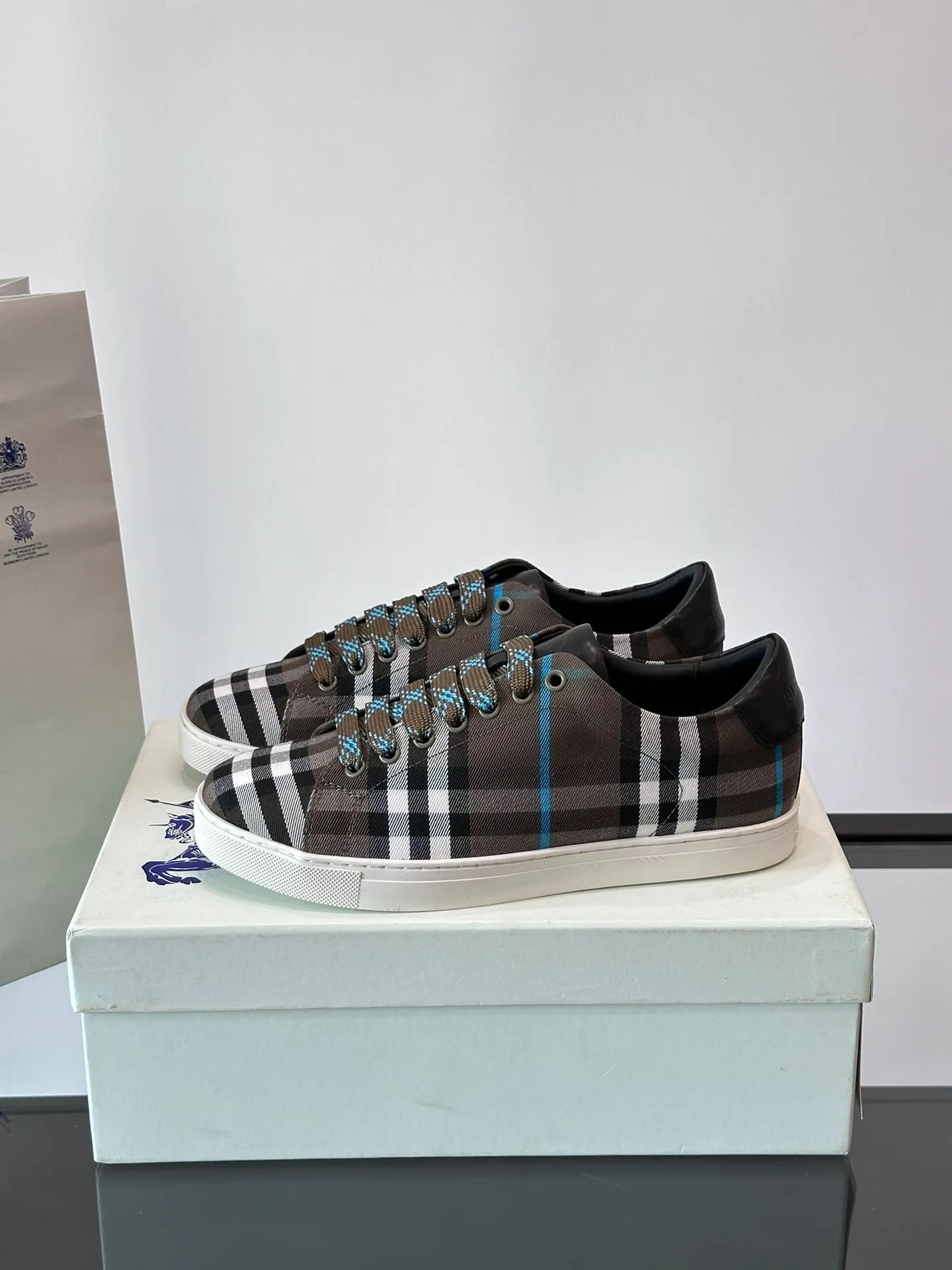 P380▫️B’s men’s classic low-top sneakers are reinterpreted in Vintage plaid cotton and cowhide materials, and decorated with a new brand logo. First-layer sheepskin lining, heel decorated with Burberry letter embossed logo, original outsole Size: 38-44 (45 customized) No. 068